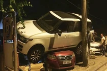 Xế sang tiền tỷ đâm sập bốt bảo vệ, trèo nóc ô tô khác