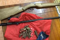 Nhóm thanh niên cầm súng đi cướp giữa phố Hà Nội