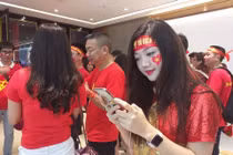 CĐV ĐT Việt Nam “mắc kẹt” tại Malaysia do cơn mưa cực lớn