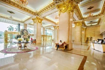 Cận cảnh khách sạn dát vàng Grand Plaza có nhân viên đuổi dân trú mưa