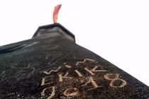 Ảnh: Di tích tại Hà Nội bị bôi bẩn chi chít