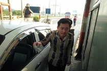 Lái xe gay gắt với nữ nhân viên BOT Bắc Thăng Long - Nội Bài