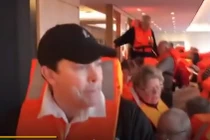 Video: Cảnh cứu hộ nghẹt thở trên tàu du lịch bị sóng đánh nghiêng