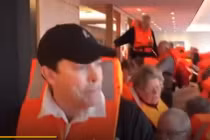 Video: Cảnh cứu hộ nghẹt thở trên tàu du lịch bị sóng đánh nghiêng