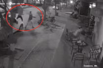 Kinh hoàng quán cà phê bị “khủng bố” gạch, đá ở HN