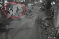 Kinh hoàng quán cà phê bị “khủng bố” gạch, đá ở HN