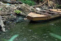 Ảnh: Những con mương "chết" tiềm ẩn sốt xuất huyết ở Hà Nội