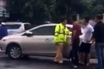 Lái ô tô vi phạm, rút gậy đánh CSGT giữa đường Hà Nội