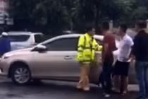 Lái ô tô vi phạm, rút gậy đánh CSGT giữa đường Hà Nội