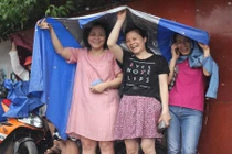 Ảnh: Cảm động phụ huynh đứng đội mưa đợi con thi lớp 10