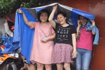 Ảnh: Cảm động phụ huynh đứng đội mưa đợi con thi lớp 10