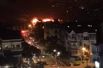 Ga ra ô tô bốc cháy dữ dội trong đêm ở Hà Nội