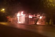 Hà Nội: Lửa ngùn ngụt thiêu rụi dãy ki ốt lúc rạng sáng