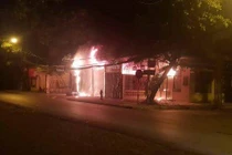 Hà Nội: Lửa ngùn ngụt thiêu rụi dãy ki ốt lúc rạng sáng