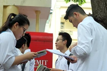 Ảnh: Sĩ tử hào hứng ôn lại bài trước khi vào phòng thi THPT