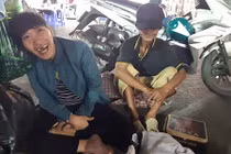 Người mẹ cho con ngủ vỉa hè có đầu óc không bình thường