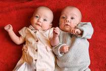 Kỷ lục lịch sử: Bà mẹ 32 tuổi đẻ cặp song sinh cách nhau 12 ngày