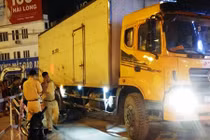 Xót lòng bé gái bò từ gầm xe tải với tay về phía mẹ