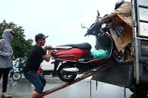 Dân hốt bạc nhờ cứu xe ngập nước trên Đại lộ Thăng Long