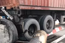 Container đâm vào dải phân cách, đường vành đai 3 ùn tắc khủng khiếp