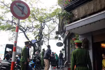 Khởi tố vụ án người phụ nữ gây thương tích cho cán bộ “giành lại vỉa hè“