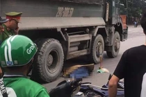 Hà Nội: Cô gái 28 tuổi chết thảm dưới bánh xe tải sau va chạm
