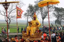 Ảnh: Người dân Hà Nội hào hứng rước kiệu vua, chúa sống