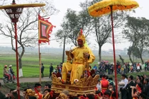 Ảnh: Người dân Hà Nội hào hứng rước kiệu vua, chúa sống