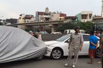 Ô tô vừa mua đâm liên hoàn: Tài xế đạp nhầm chân ga?