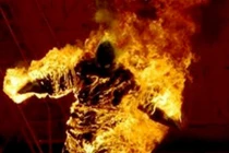 Cứu thanh niên ôm bình ga định tự sát, 4 công an bị thương