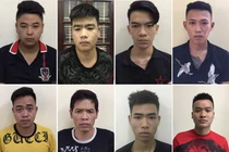 Gần 100 thanh niên đeo khăn quàng đỏ cầm dao kiếm thanh toán nhau