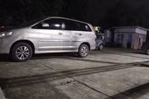 HN: Bãi xe ô tô không phép “mọc” gần trụ sở, UBND phường Phúc La không biết?