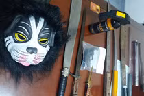 Đi thăm bạn trai, hai cô gái bị bắt bán vào quán karaoke