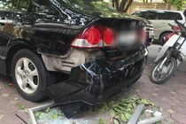 Cầu Giấy: Cửa kính chung cư bất ngờ rơi trúng xe ô tô