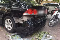 Cầu Giấy: Cửa kính chung cư bất ngờ rơi trúng xe ô tô