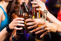 Uống bia say khướt, gái trẻ bị lôi tới nhà nghỉ hiếp dâm