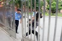 Ảnh thí sinh chạy như bay vì đi thi Ngoại ngữ muộn