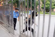 Ảnh thí sinh chạy như bay vì đi thi Ngoại ngữ muộn