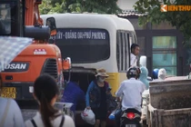 Ảnh: Xe bus “dù” đại náo Hà Nội thách thức lực lượng chức năng