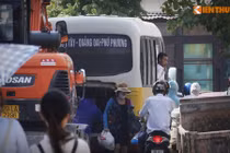 Ảnh: Xe bus “dù” đại náo Hà Nội thách thức lực lượng chức năng