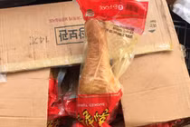 Kinh hãi 12 tấn đùi gà hun khói Hàn Quốc hết hạn được “phù phép” đầu độc NTD