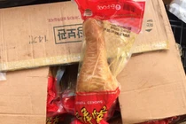 Kinh hãi 12 tấn đùi gà hun khói Hàn Quốc hết hạn được “phù phép” đầu độc NTD