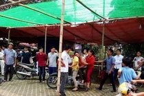 Nhóm côn đồ 7 người đi vệ sinh chỉ trả 5 nghìn đồng, còn dìm chủ nhà xuống ao