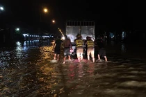 Xúc động CSGT Hà Nội lội nước lũ đẩy ô tô chết máy giúp dân