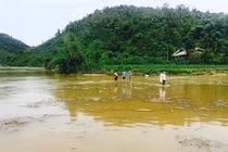 Nỗ lực tìm kiếm thi thể hai vợ chồng mất tích nghi lũ cuốn