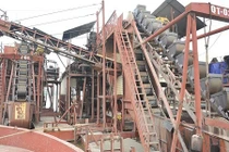 Bắt giữ nhiều tàu thuyền khai thác cát trái phép trên sông Hồng