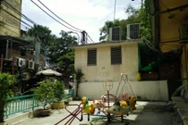 Người Hà Nội liều mạng buôn bán quanh trạm biến áp