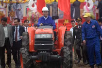 Ảnh: Chủ tịch nước Trần Đại Quang lái máy cày ở lễ hội Tịch Điền
