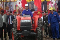 Ảnh: Chủ tịch nước Trần Đại Quang lái máy cày ở lễ hội Tịch Điền