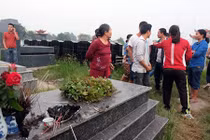 Ảnh: Hàng loạt bát hương trong nghĩa trang bị đập tan nát